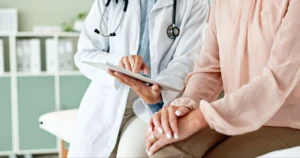 Ärztin zeigt Patientin Informationen auf Tablet